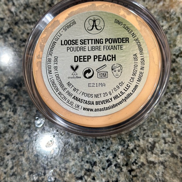Anastasia loose setting powder- translucent- in Deep Peach - Picture 3 of 4